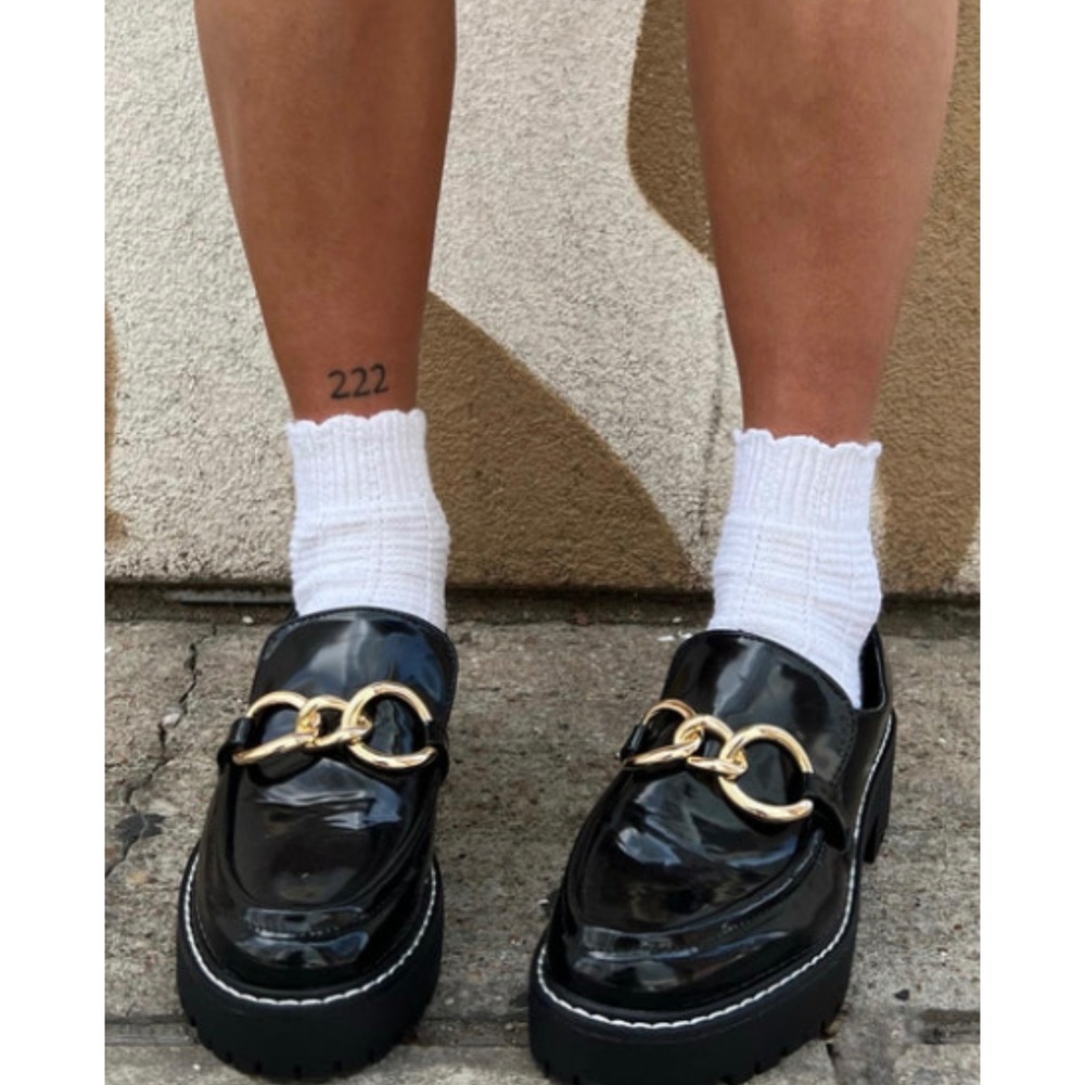 Urban Outfitters womens 8 loafer's Gold Chain Black Patent Lug Sole Preppy